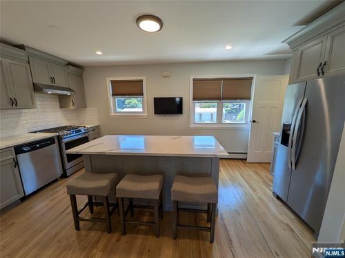 43 Manchester Ct, Wayne, NJ, 07470-3392 | Card Image