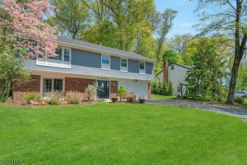 109 Malcolm Rd, Mahwah, NJ, 07430-1952 | Card Image