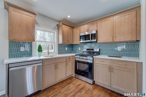 135 London Dr, Hamden, CT, 06517-2932 | Card Image