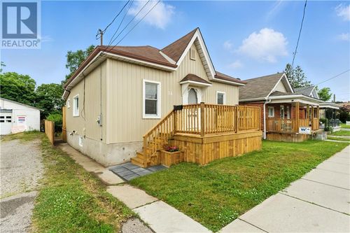34 N Park St, Brantford, ON, N3R4J6 | Card Image
