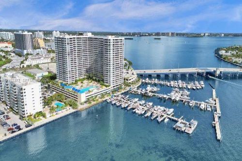 ph116-7601 E Treasure Dr, North Bay Village, FL, 33141-4391 | Card Image