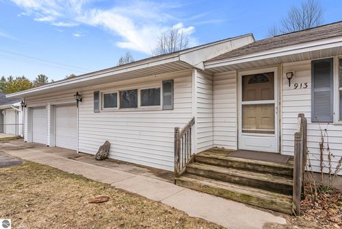 913 Fern St, Traverse City, MI, 49686-3411 | Card Image