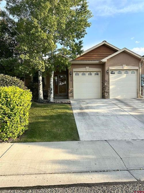 228 Crossroads Cir, Montrose, CO, 81401-6334 | Card Image