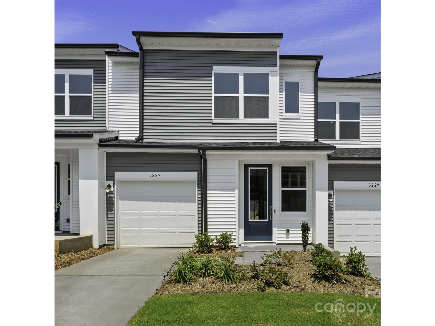 Hutton Gardens Ln, Charlotte, NC 28269