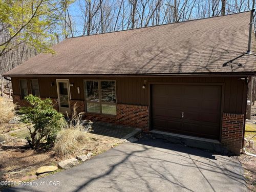 16 S Iroquois Cir, Hazleton, PA, 18202 | Card Image