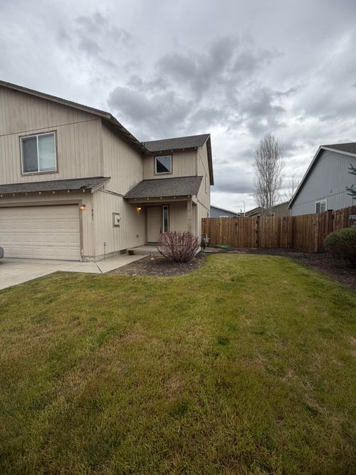 901 Se Kierra Pl, Madras, OR, 97741-9244 | Card Image