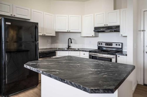 310-1000 Applevillage Crt Se, Calgary, AB, T2A7Z4 | Card Image