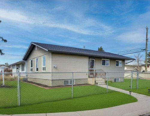 1004 Penrith Cres Se, Calgary, AB, T2A2H7 | Card Image