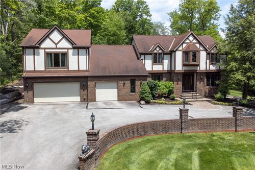 77 Carr Rd, Hinckley, OH, 44233-9715 | Card Image