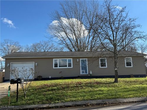 305 Washington Dr, Mineral Wells, WV, 26150-7612 | Card Image