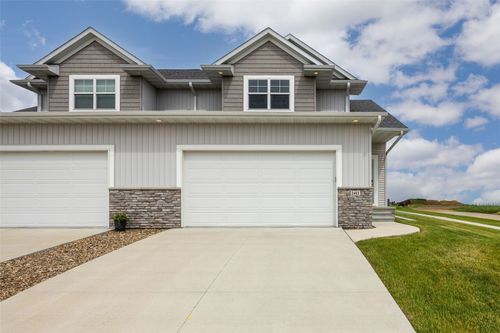 2411 Bluegrass St, Marion, IA, 52302-6004 | Card Image