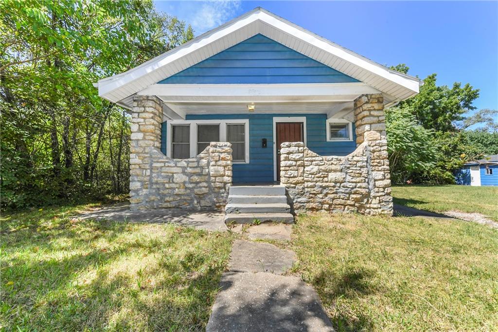 Lawn Ave, Kansas City, MO 64130