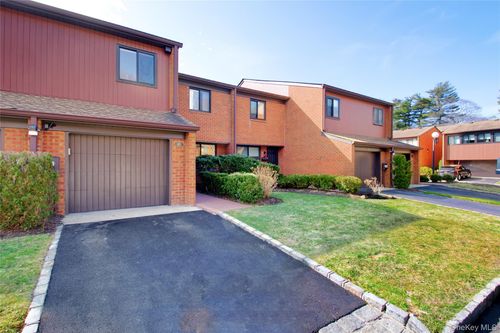 40 Cricket Club Dr, Roslyn, NY, 11576-2906 | Card Image