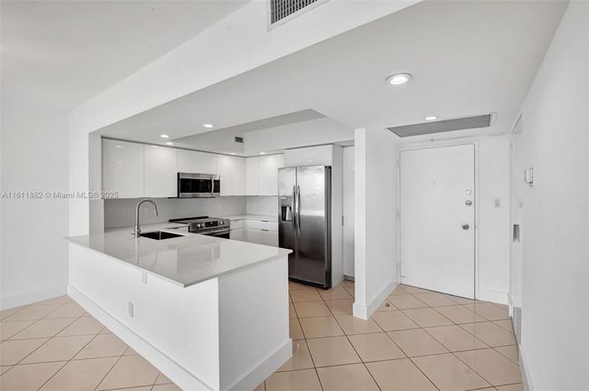 APT-16F - 5600 Collins Ave, Condo with 2 bedrooms, 2 bathrooms and null parking in Miami Beach FL | Image 9
