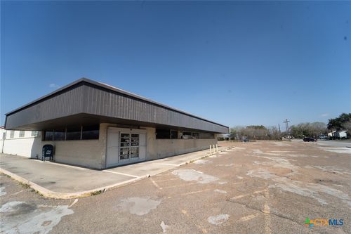 1302 E Crestwood Dr, Victoria, TX, 77901-3412 | Card Image