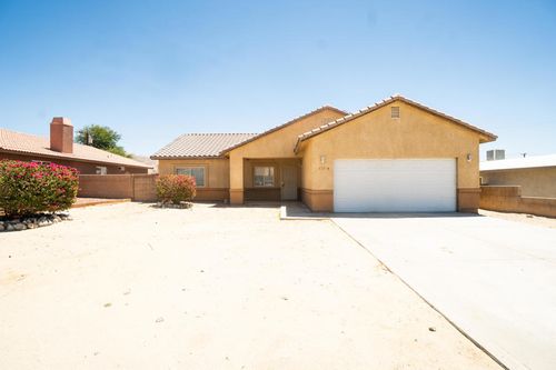 13174 La Mesa Dr, Desert Hot Springs, CA, 92240-5853 | Card Image