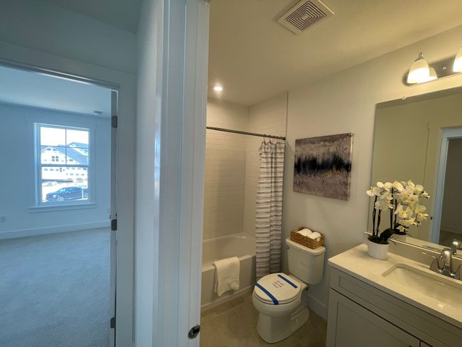Shared hall bath | Image 20