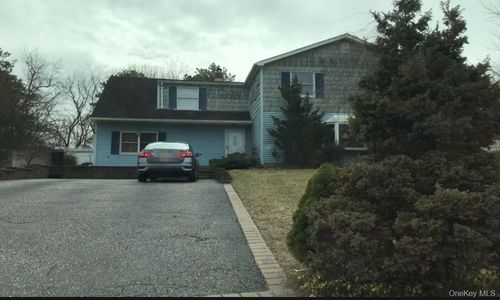 5 Norway Pine Dr, Medford, NY, 11763-4206 | Card Image
