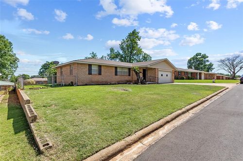 912 E Kee St, Weatherford, OK, 73096-4006 | Card Image