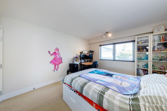 Bedroom with light colored carpet | Image 22
