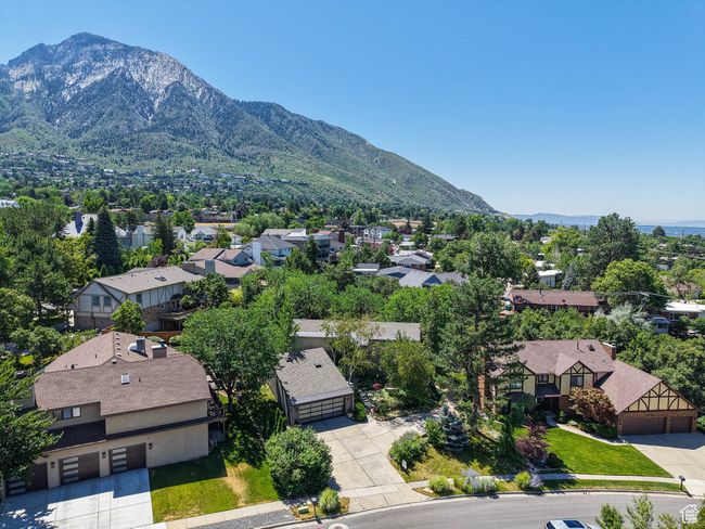 Aerial view of residential area featuring mountains | Image 79