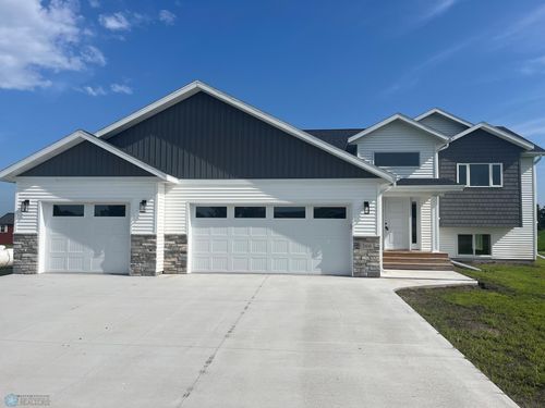 300 Prairie Dr N, Hankinson, ND, 58041-4018 | Card Image