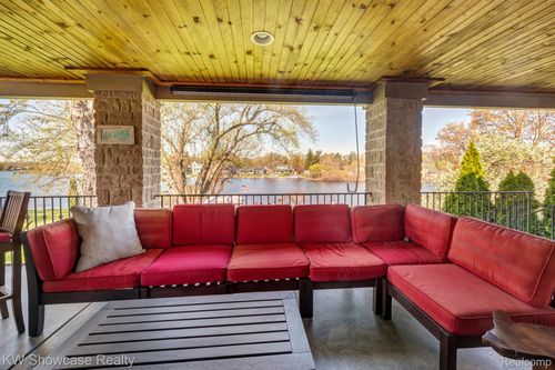 3190 Edgewood Park Dr, Commerce Township, MI, 48382-4429 | Card Image