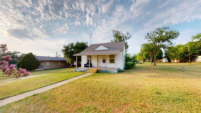 555 W Hempstead Street, House other with 2 bedrooms, 1 bathrooms and 4 parking in Giddings TX | Image 1