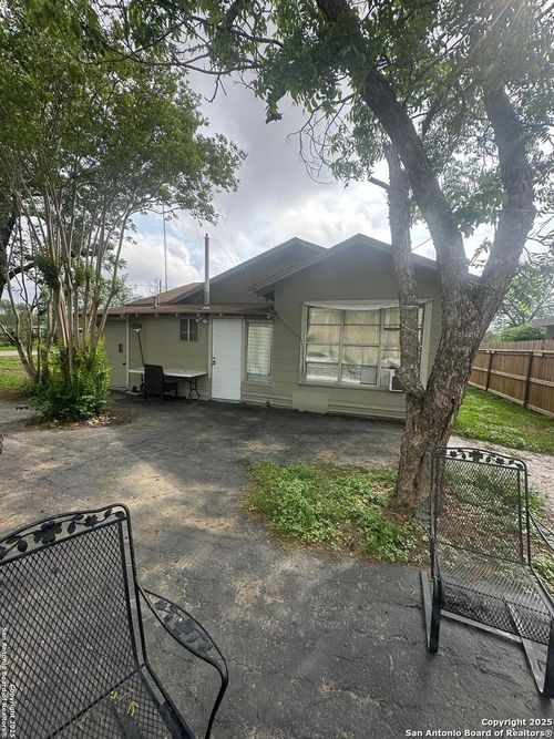 619 Pecan St, Sabinal, TX, 78881 | Card Image