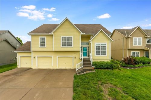 2420 Golden Eagle Rd, Lee's Summit, MO, 64082-4097 | Card Image