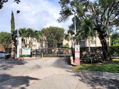 205 - 15888 Sw 95th Ave, Condo with 2 bedrooms, 1 bathrooms and null parking in Miami FL | Image 2