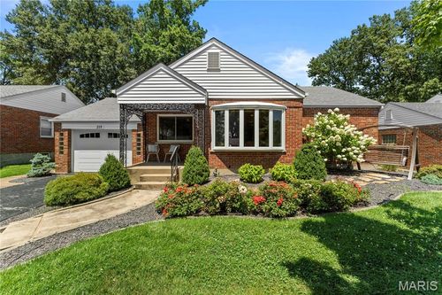 219 Sunningwell Dr, Webster Groves, MO, 63119-5211 | Card Image