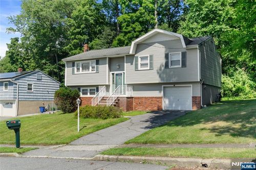 17 Stafford Dr, Wanaque, NJ, 07465-1052 | Card Image