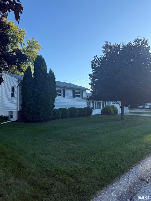 1705 Elmwood Dr, Bettendorf, IA, 52722-3727 | Card Image