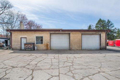 18 Paradise Rd, Oak Ridge, NJ, 07438-8935 | Card Image