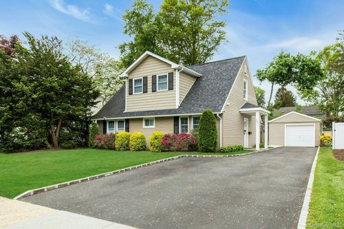 20 Robert Rd, Glen Cove, NY, 11542-4038 | Card Image