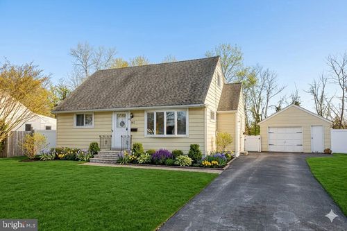 82 Charles Bossert Dr, BORDENTOWN, NJ, 08505-2754 | Card Image