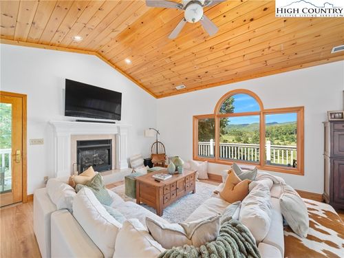832 Hemlock Dr, Newland, NC, 28657-8805 | Card Image