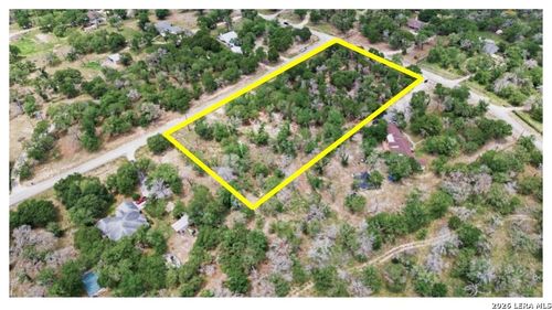 105 Scenic Oak Dr, Floresville, TX, 78114-4272 | Card Image
