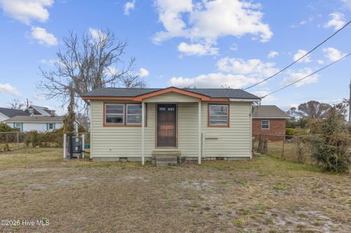 1102 Bay St, Morehead City, NC, 28557-3742 | Card Image