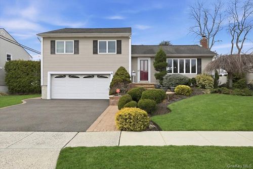 19 Keswick Ln, Plainview, NY, 11803-6128 | Card Image