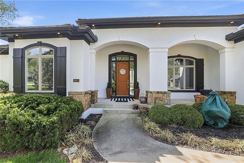 2421 Ne Lake Breeze Dr, Lee's Summit, MO, 64086-7066 | Card Image