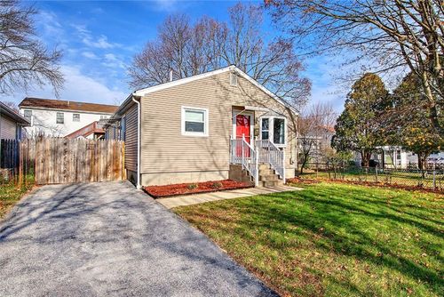 72 Vermont St, Cranston, RI, 02920-6750 | Card Image