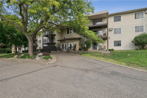 apt-208-10211 Cedar Lake Rd, Minnetonka, MN, 55305-3246 | Card Image