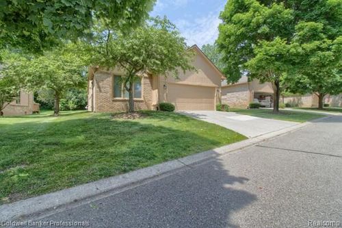 35193 Knollwood Ln, Farmington Hills, MI, 48335-4697 | Card Image