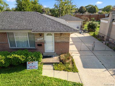 Stratford Dr, Warren, MI 48092