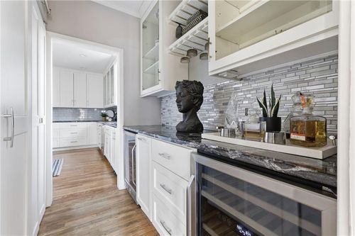 5701 Central St, Kansas City, MO, 64113-1207 | Card Image