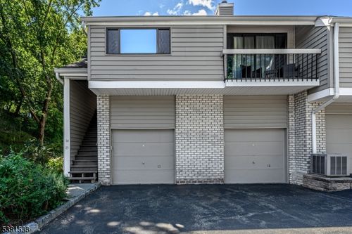 15 South Ct, Clinton, NJ, 08809-1138 | Card Image