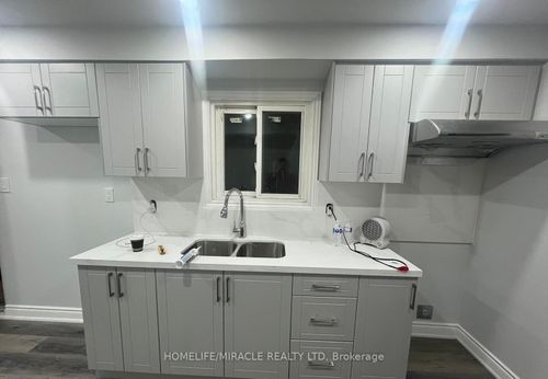 8 Rotherglen Crt, Brampton, ON, L6X2S1 | Card Image