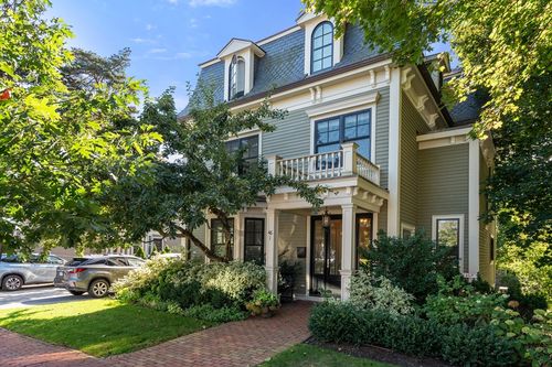 1-46 Mount Vernon St, Cambridge, MA, 02140-2705 | Card Image